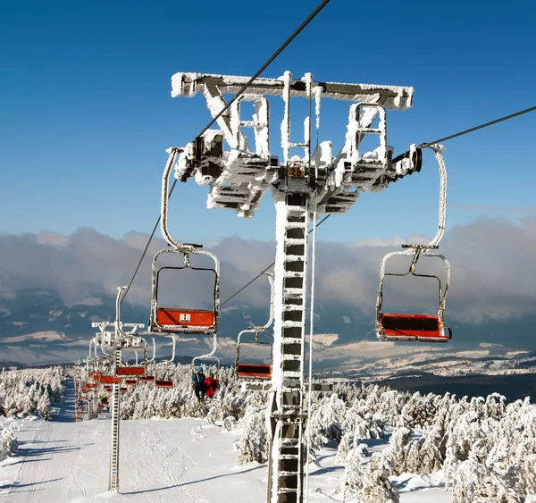 Chair lift on Mount Serak for downhill skiers — Stock Photo, Image