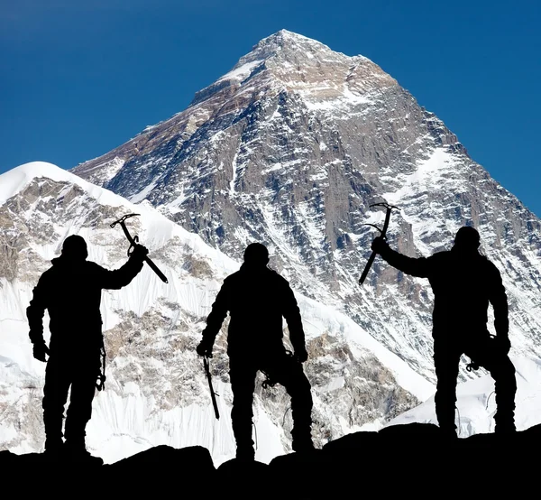 Mount Everest from Kala Patthar and silhouette of men — Stock Photo, Image