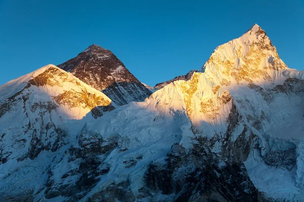 晚上登上珠穆朗玛峰从卡拉 patthar 视图 — 图库照片