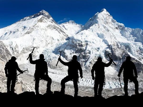 Silueta de hombres con hacha de hielo en la mano, Monte Everest —  Fotos de Stock