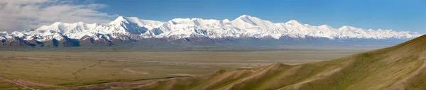 Panorámás kilátás nyílik a Pamir hegyi és Pik Lenin — Stock Fotó