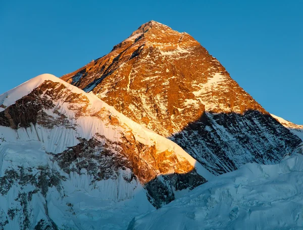 Abendliche Ansicht des Mount Everest von kala patthar — Stockfoto