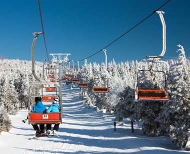 yokuş aşağı kayakçılar için Mount Serak üzerinde sandalye Asansör