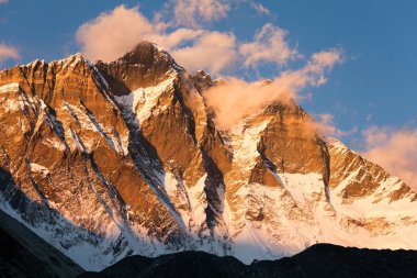 lhotse ve bulutlar akşam görünümünü üstünde belgili tanımlık tepe