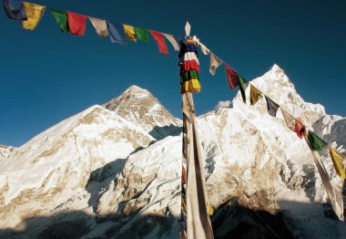 Everest Dağı manzarası Budist dua bayrakları ile akşam