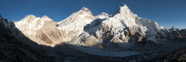 Večerní pohled Everest ze základního tábora Pumo-Ri — Stock fotografie