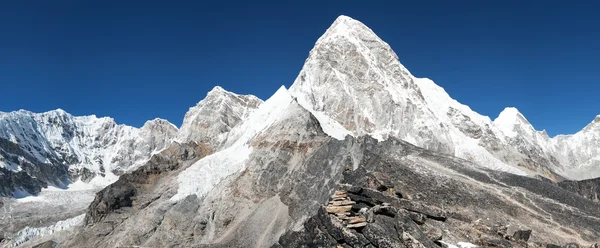 Vista del Monte Pumo Ri y Kala Patthar - camino al Everest Vista del Monte Pumo Ri y Kala Patthar —  Fotos de Stock