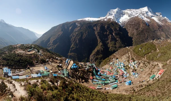 Namche Bazar e il monte Kongde — Foto Stock