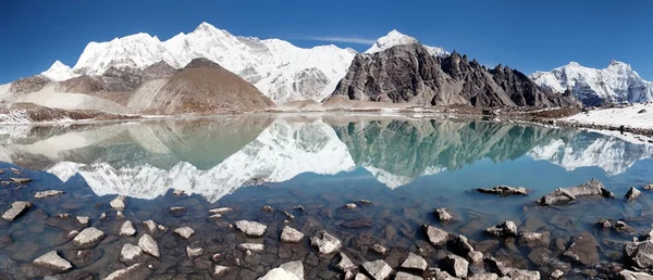 Vista de Cho Oyu espelhamento no lago — Fotografia de Stock