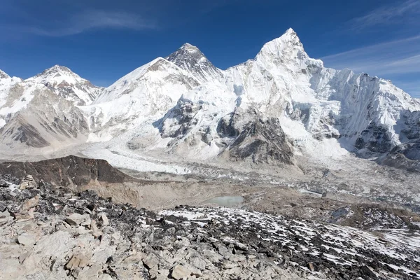 Everest dağının panoramik görünüm — Stok fotoğraf