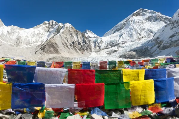 Everest alaptáborba sorban a buddhista ima zászlók — Stock Fotó