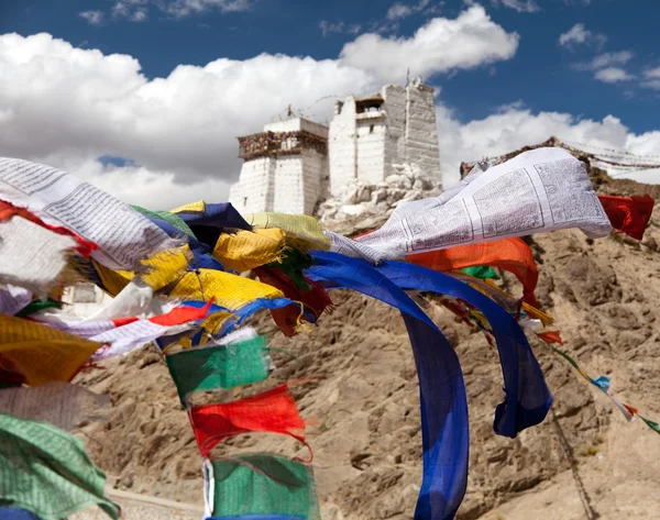 Namgyal Tsemo Gompa con banderas de oración —  Fotos de Stock