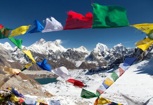 Vista del Monte Everest con banderas de oración budistas — Foto de Stock