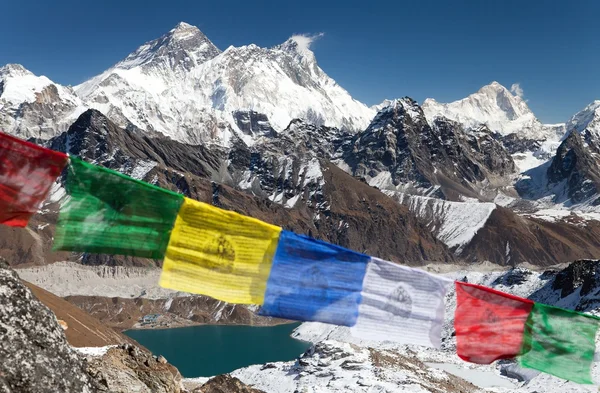 Vista del Monte Everest con banderas de oración budistas —  Fotos de Stock