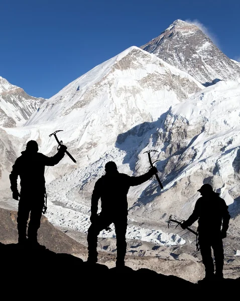 Mount Everest från Kala Patthar och silhuetten av män — Stockfoto