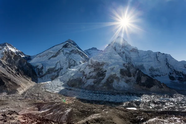 Sabah güneşi Everest Dağı, lhotse ve Nuptse yukarıda — Stok fotoğraf