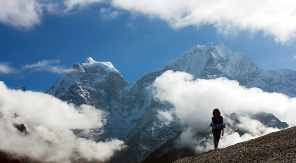 Kangtega e Thamserku con turista — Foto Stock