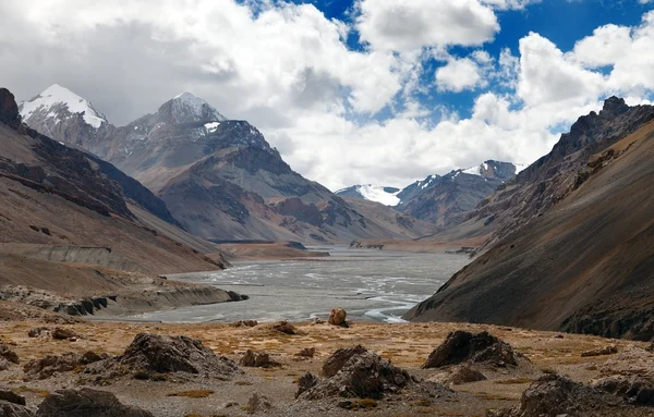 Vista desde los Himalayas indios - montaña y valle del río — Foto de Stock