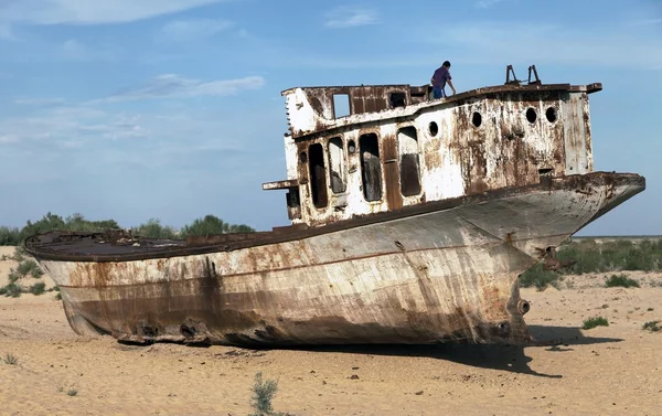 Boten in woestijn - Aralmeer - Oezbekistan — Stockfoto