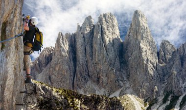 via ferrata veya klettersteig İtalya üzerinde dağcı
