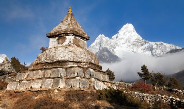 Stupa mount Ama Dablam ile Pangboche köy yakınındaki