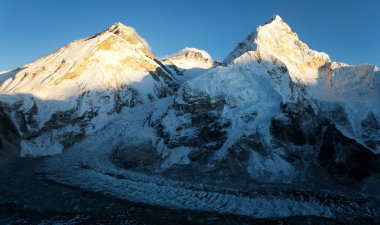 Everest Pumo RI temel kampından görünümünü akşam