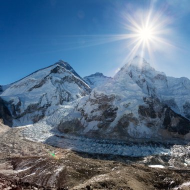Sabah güneşi Everest Dağı, lhotse ve Nuptse yukarıda