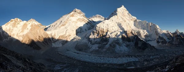 Vista nocturna del Everest desde el campamento base de Pumo Ri — Foto de Stock