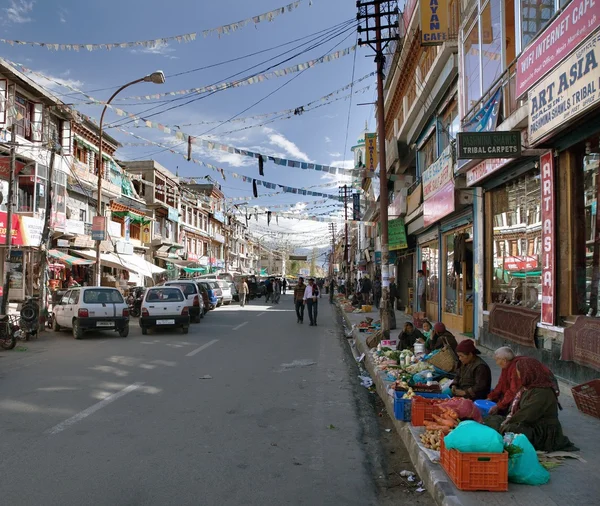Mainstreet του Leh πόλη με τους πωλητές των λαχανικών — Φωτογραφία Αρχείου