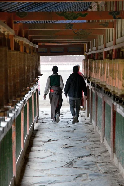 Pueblo tibetano y ruedas de oración, Monasterio de Labrang — Foto de Stock