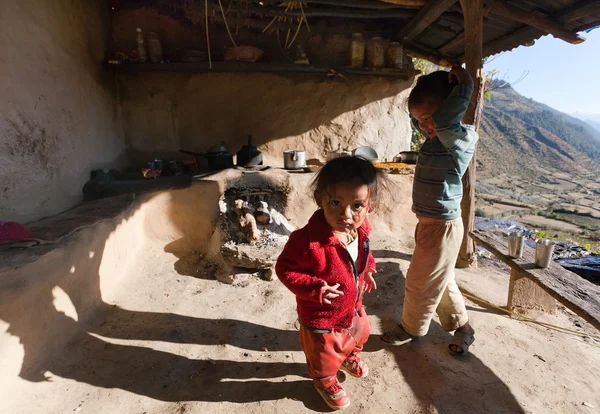 Bambini nella cucina tipica nepalese — Foto Stock