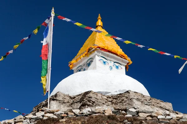 Stupa cerca del pueblo de Dingboche con banderas de oración —  Fotos de Stock
