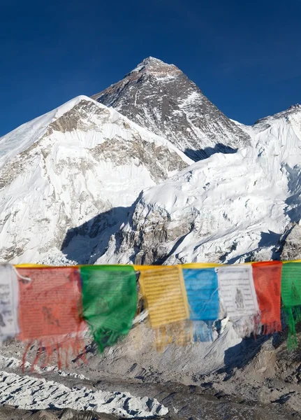 Vista do Monte Everest com bandeiras de oração budistas — Fotografia de Stock