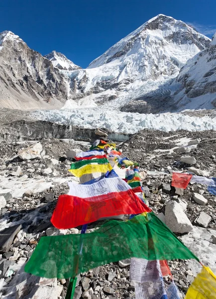 Campamento base del Everest con filas de banderas de oración budistas —  Fotos de Stock