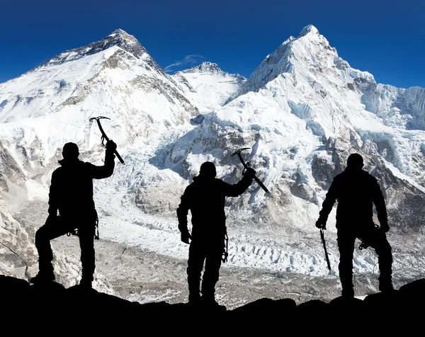 男子用冰斧在手，登上珠穆朗玛峰的剪影 — 图库照片