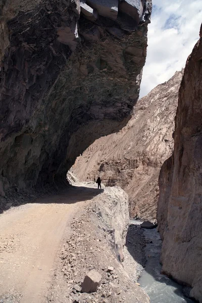 Route dangereuse dans l'Himalaya indien — Photo