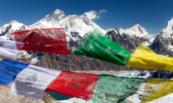 Vista del Monte Everest con banderas de oración budistas —  Fotos de Stock