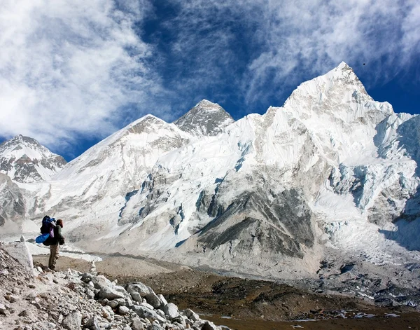 Monte Everest com belo céu e turista — Fotografia de Stock