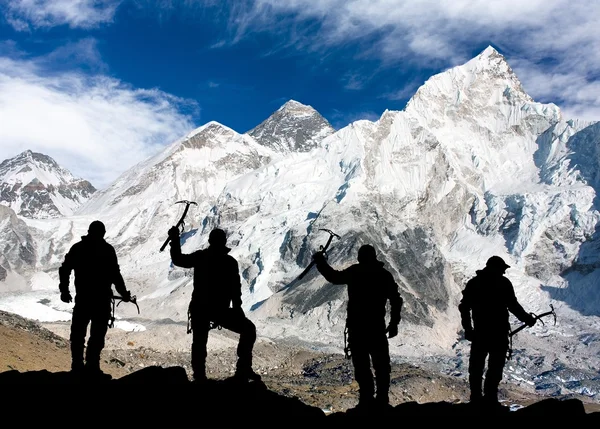 Monte Everest de Kala Patthar y silueta de los hombres —  Fotos de Stock