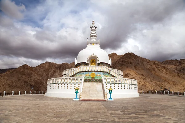 Tall Shanti Stupa near Leh — Stock Photo, Image