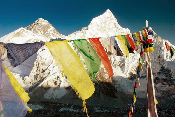 Vista nocturna del Monte Everest con banderas de oración budistas — Foto de Stock