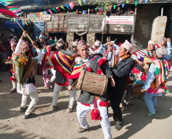 Люди танцуют и играют на барабанах - Непал — стоковое фото