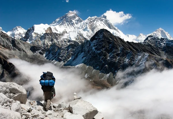 Vista del Everest desde Gokyo con turista — Foto de Stock