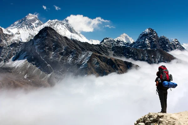 Vista del Everest desde Gokyo con turista —  Fotos de Stock