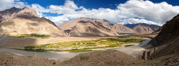Widok z doliny Zanskar - Zangla wieś - Ladakh — Zdjęcie stockowe