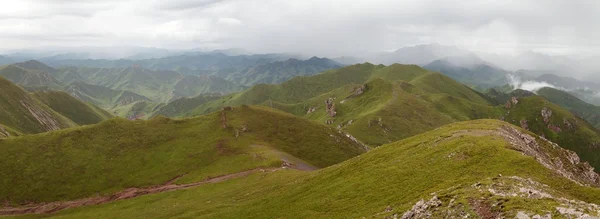 Savana verde montanha no Tibete - província de Qinghai, China — Fotografia de Stock