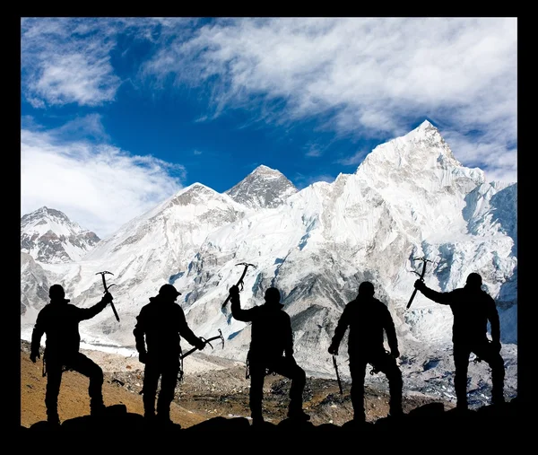 Monte Everest e silhueta de escaladores — Fotografia de Stock