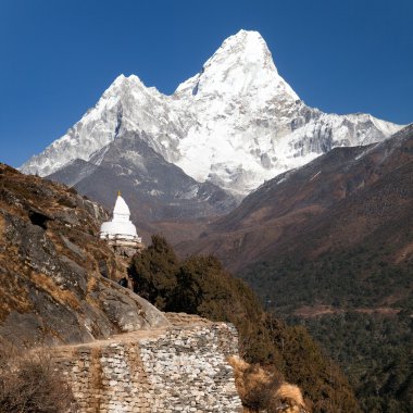 Ama dablam stupa pangboche village yakınındaki ile monte
