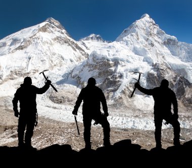 buz baltası elinde, everest Dağı erkeklerle silüeti