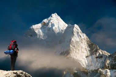Ama Dablam akşam manzarası ile turizm